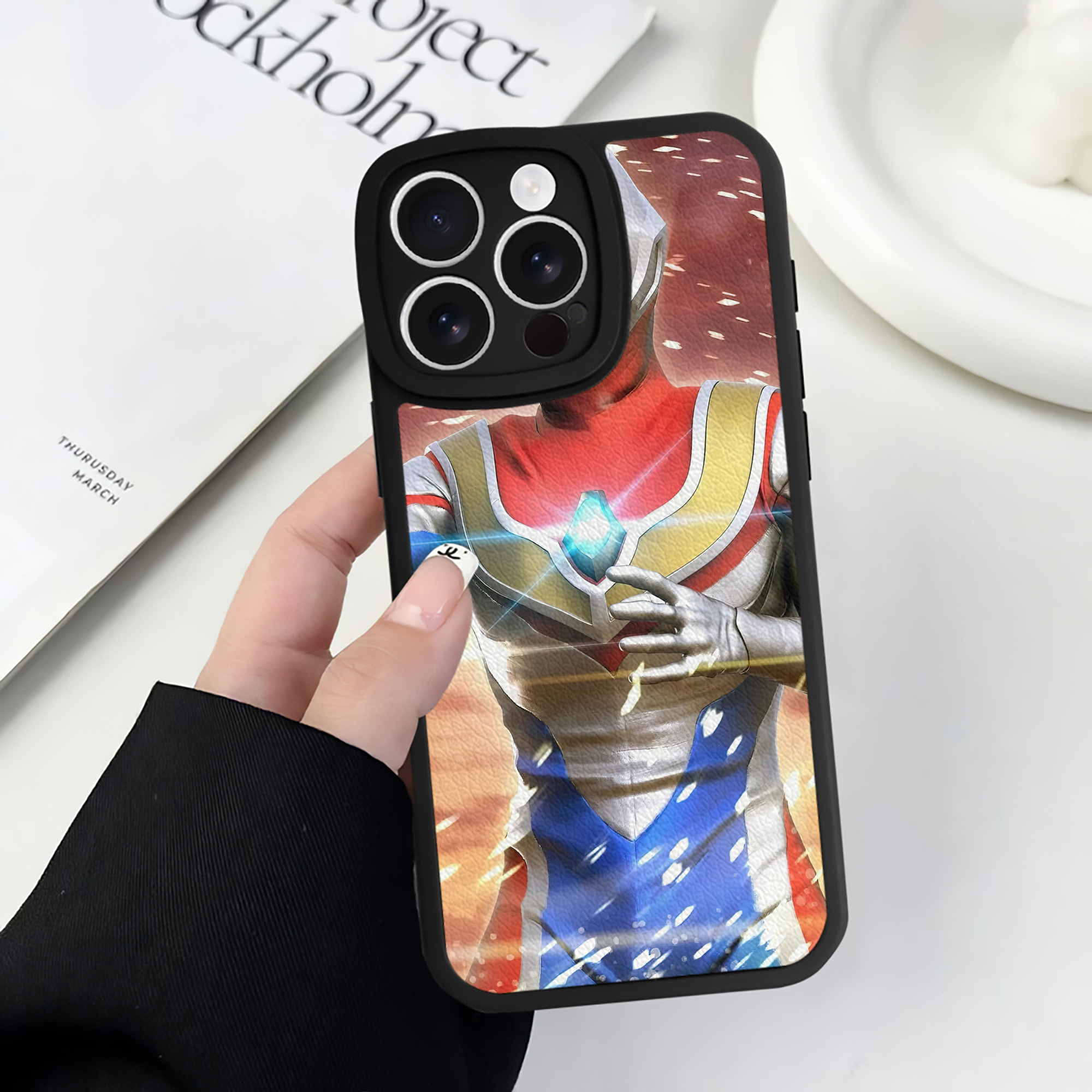 （画像用） ウルトラマン Ultraman 【iPhone 16シリーズ対応】シリコンスマホケース（レザー調） 材質：シリコン
